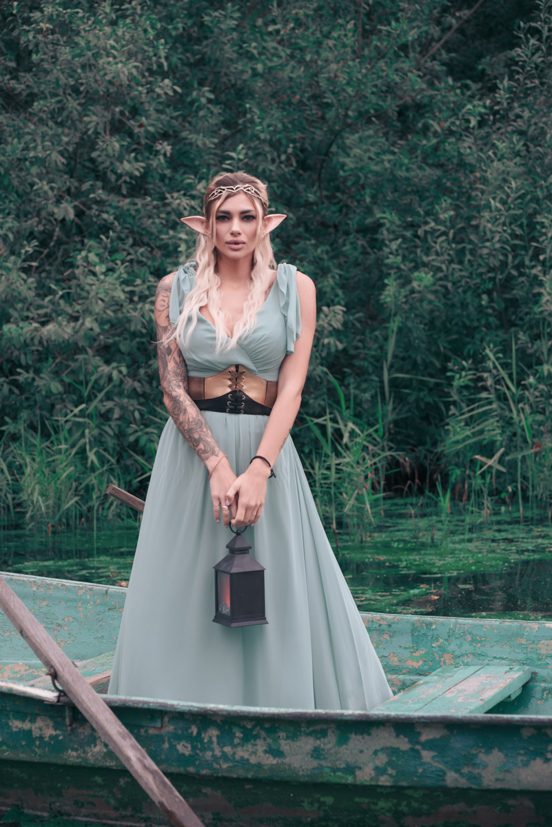 Корона, длинное платье, корсет — образы фэнтези-героинь невероятно эстетичны. В очередной раз это доказала владимирская модель Яна Самохвалова. В фотопроектах Артема Логинова она перевоплотилась в эльфийку, образ которой был навеян «Властелином колец», и средневековую принцессу под охраной дракона, который тоже есть на кадрах.
