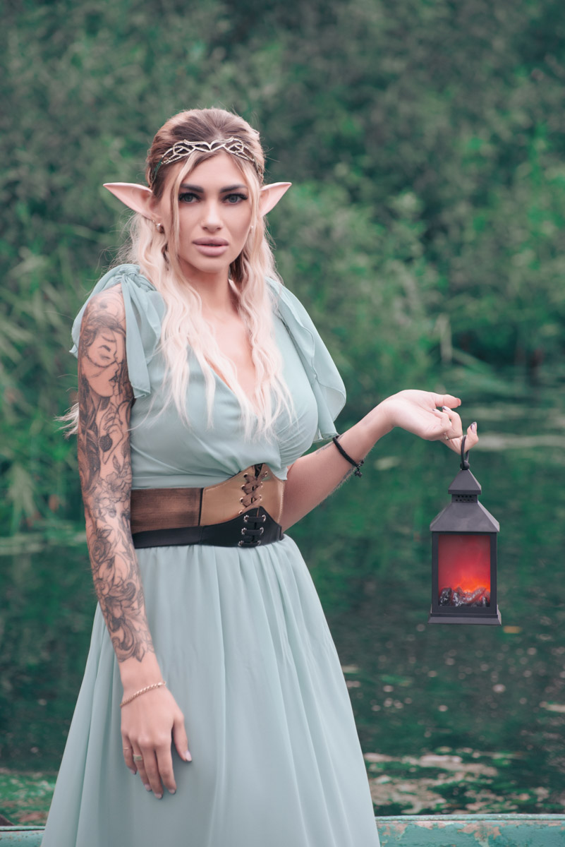 Корона, длинное платье, корсет — образы фэнтези-героинь невероятно эстетичны. В очередной раз это доказала владимирская модель Яна Самохвалова. В фотопроектах Артема Логинова она перевоплотилась в эльфийку, образ которой был навеян «Властелином колец», и средневековую принцессу под охраной дракона, который тоже есть на кадрах.