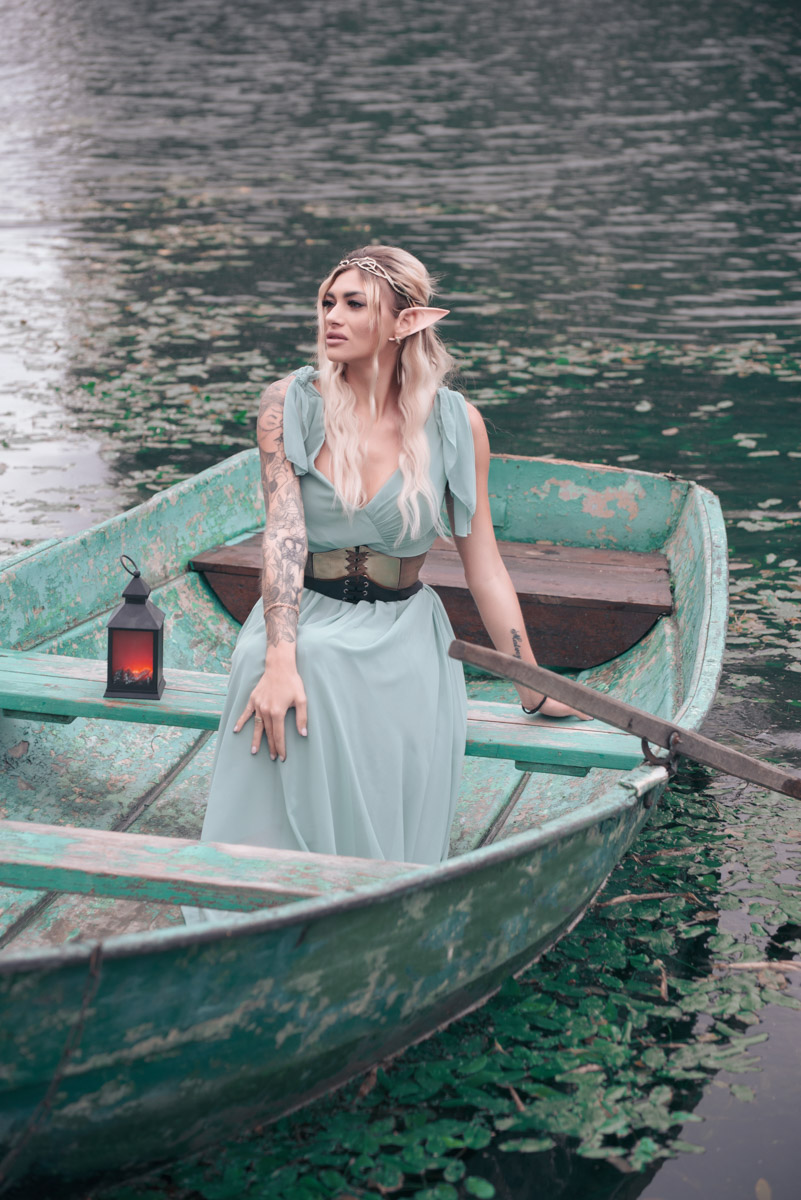 Корона, длинное платье, корсет — образы фэнтези-героинь невероятно эстетичны. В очередной раз это доказала владимирская модель Яна Самохвалова. В фотопроектах Артема Логинова она перевоплотилась в эльфийку, образ которой был навеян «Властелином колец», и средневековую принцессу под охраной дракона, который тоже есть на кадрах.