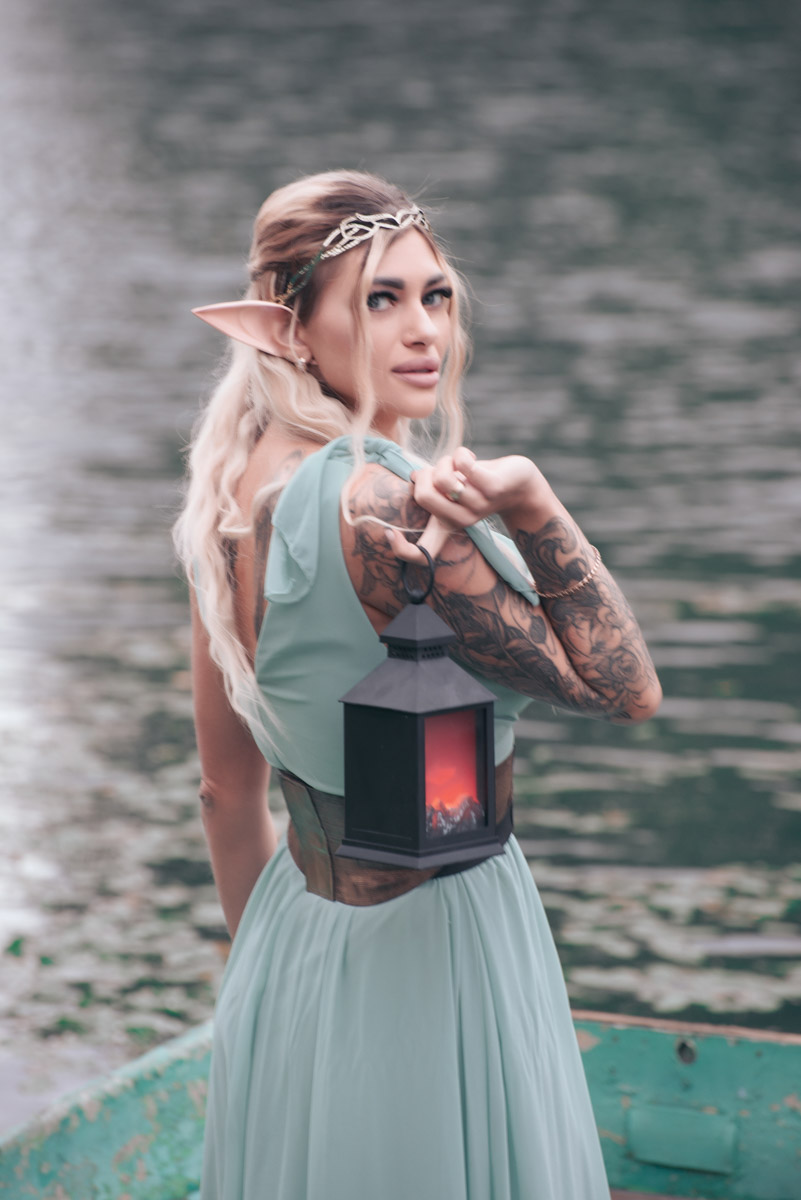 Корона, длинное платье, корсет — образы фэнтези-героинь невероятно эстетичны. В очередной раз это доказала владимирская модель Яна Самохвалова. В фотопроектах Артема Логинова она перевоплотилась в эльфийку, образ которой был навеян «Властелином колец», и средневековую принцессу под охраной дракона, который тоже есть на кадрах.