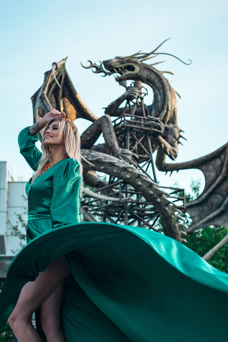 Корона, длинное платье, корсет — образы фэнтези-героинь невероятно эстетичны. В очередной раз это доказала владимирская модель Яна Самохвалова. В фотопроектах Артема Логинова она перевоплотилась в эльфийку, образ которой был навеян «Властелином колец», и средневековую принцессу под охраной дракона, который тоже есть на кадрах.