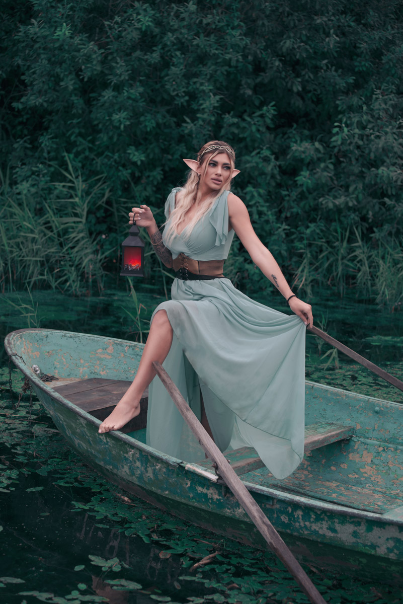 Корона, длинное платье, корсет — образы фэнтези-героинь невероятно эстетичны. В очередной раз это доказала владимирская модель Яна Самохвалова. В фотопроектах Артема Логинова она перевоплотилась в эльфийку, образ которой был навеян «Властелином колец», и средневековую принцессу под охраной дракона, который тоже есть на кадрах.