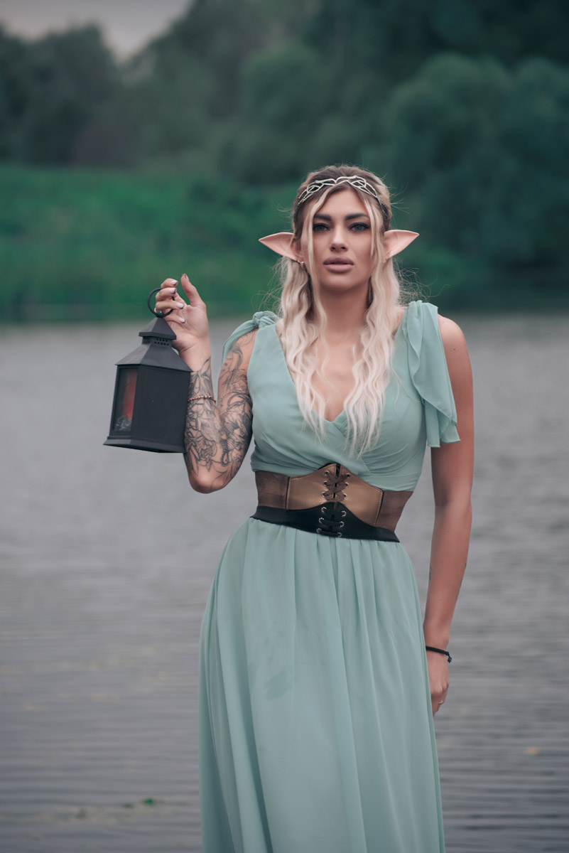 Корона, длинное платье, корсет — образы фэнтези-героинь невероятно эстетичны. В очередной раз это доказала владимирская модель Яна Самохвалова. В фотопроектах Артема Логинова она перевоплотилась в эльфийку, образ которой был навеян «Властелином колец», и средневековую принцессу под охраной дракона, который тоже есть на кадрах.