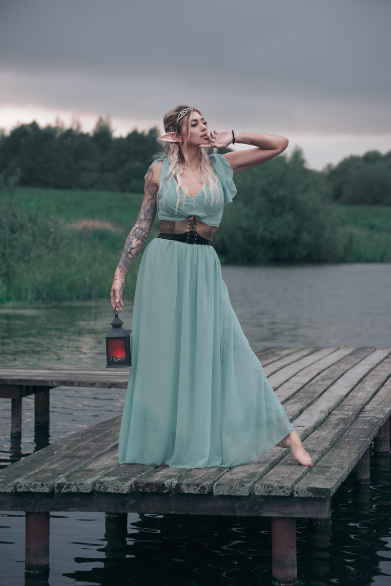 Корона, длинное платье, корсет — образы фэнтези-героинь невероятно эстетичны. В очередной раз это доказала владимирская модель Яна Самохвалова. В фотопроектах Артема Логинова она перевоплотилась в эльфийку, образ которой был навеян «Властелином колец», и средневековую принцессу под охраной дракона, который тоже есть на кадрах.