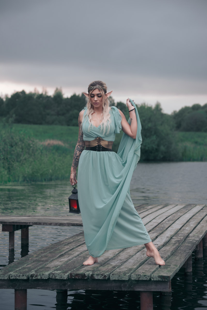 Корона, длинное платье, корсет — образы фэнтези-героинь невероятно эстетичны. В очередной раз это доказала владимирская модель Яна Самохвалова. В фотопроектах Артема Логинова она перевоплотилась в эльфийку, образ которой был навеян «Властелином колец», и средневековую принцессу под охраной дракона, который тоже есть на кадрах.
