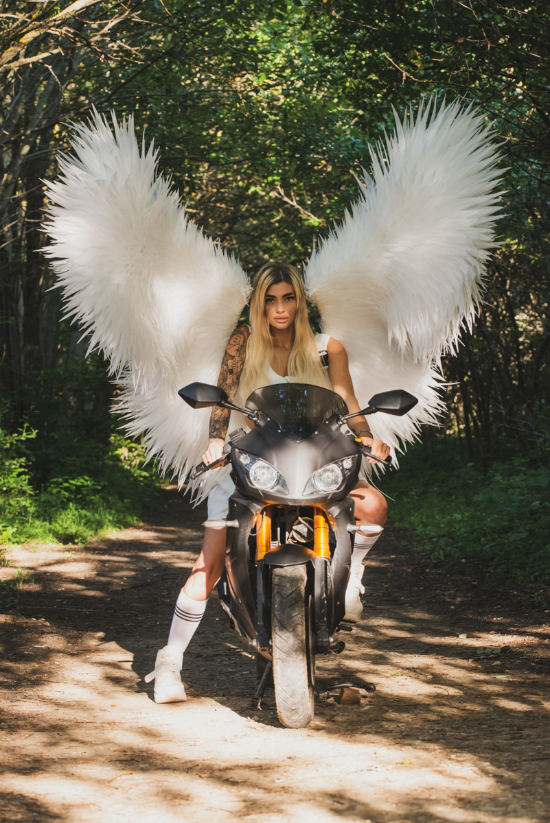 Корона, длинное платье, корсет — образы фэнтези-героинь невероятно эстетичны. В очередной раз это доказала владимирская модель Яна Самохвалова. В фотопроектах Артема Логинова она перевоплотилась в эльфийку, образ которой был навеян «Властелином колец», и средневековую принцессу под охраной дракона, который тоже есть на кадрах.