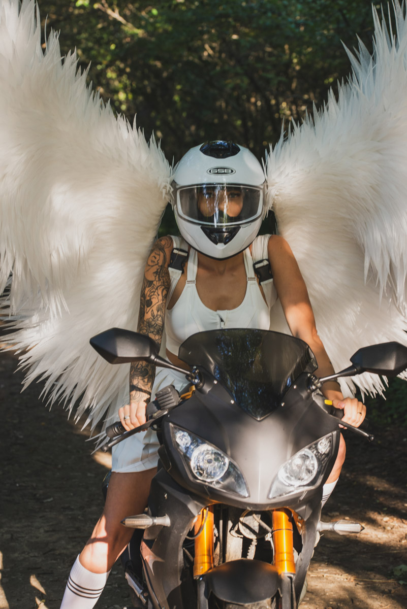 Корона, длинное платье, корсет — образы фэнтези-героинь невероятно эстетичны. В очередной раз это доказала владимирская модель Яна Самохвалова. В фотопроектах Артема Логинова она перевоплотилась в эльфийку, образ которой был навеян «Властелином колец», и средневековую принцессу под охраной дракона, который тоже есть на кадрах.