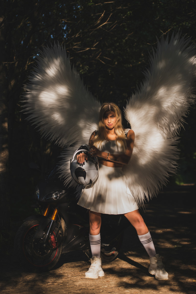 Корона, длинное платье, корсет — образы фэнтези-героинь невероятно эстетичны. В очередной раз это доказала владимирская модель Яна Самохвалова. В фотопроектах Артема Логинова она перевоплотилась в эльфийку, образ которой был навеян «Властелином колец», и средневековую принцессу под охраной дракона, который тоже есть на кадрах.