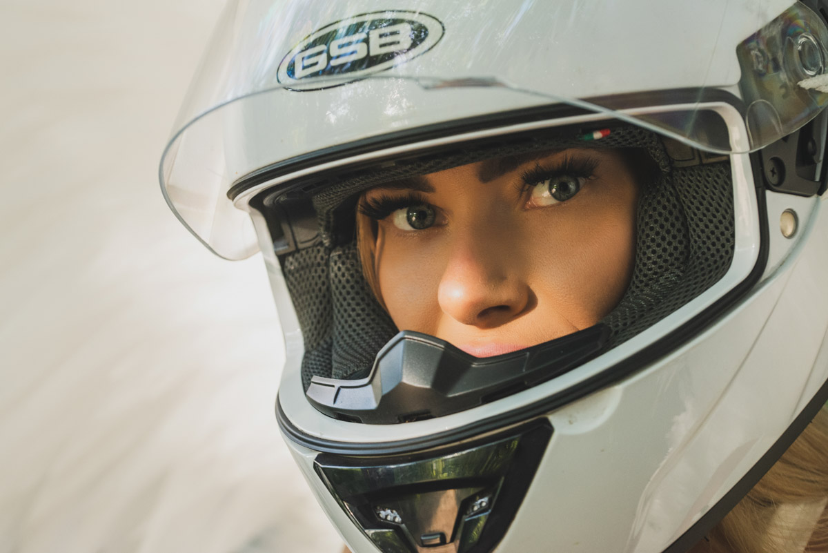 Корона, длинное платье, корсет — образы фэнтези-героинь невероятно эстетичны. В очередной раз это доказала владимирская модель Яна Самохвалова. В фотопроектах Артема Логинова она перевоплотилась в эльфийку, образ которой был навеян «Властелином колец», и средневековую принцессу под охраной дракона, который тоже есть на кадрах.