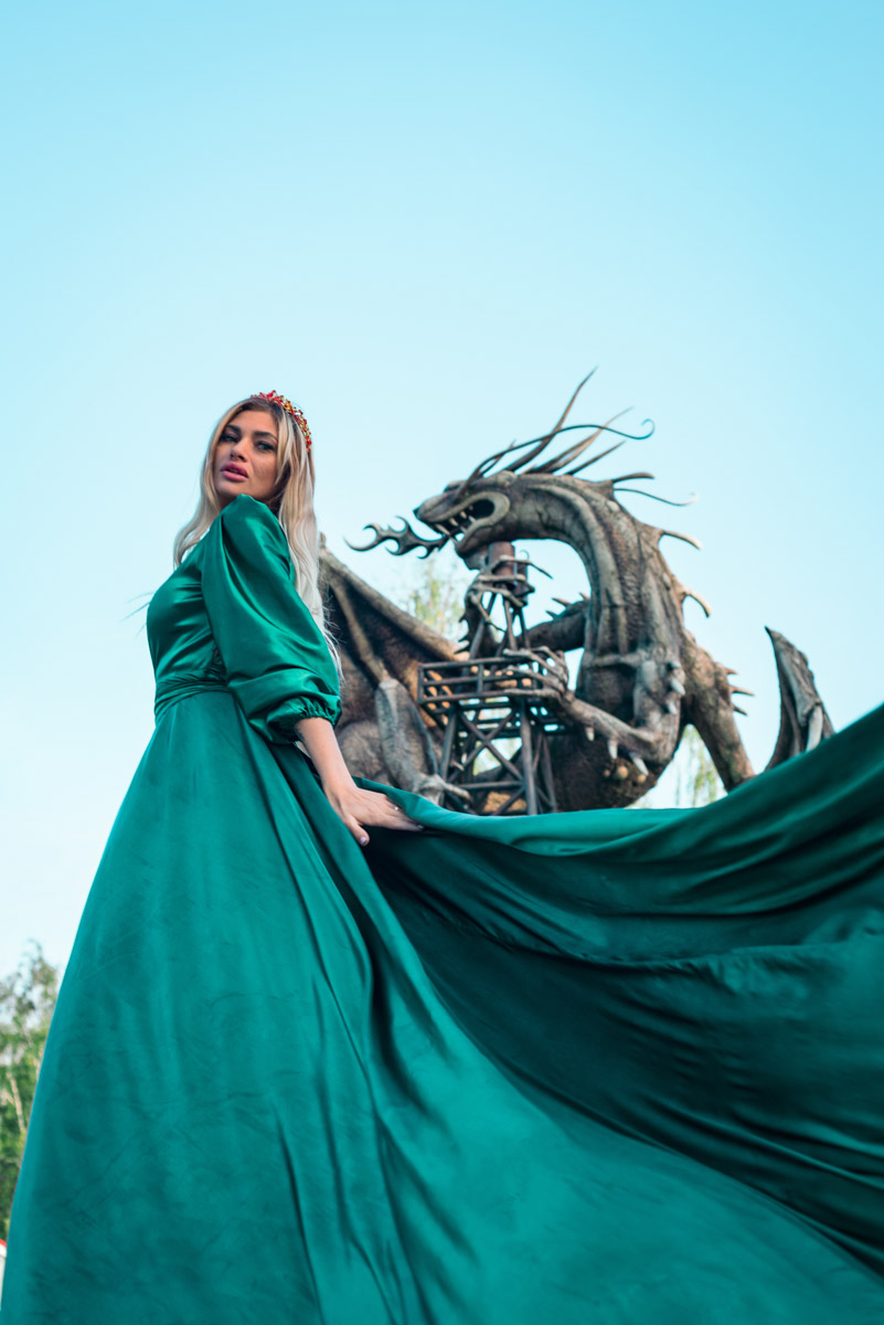 Корона, длинное платье, корсет — образы фэнтези-героинь невероятно эстетичны. В очередной раз это доказала владимирская модель Яна Самохвалова. В фотопроектах Артема Логинова она перевоплотилась в эльфийку, образ которой был навеян «Властелином колец», и средневековую принцессу под охраной дракона, который тоже есть на кадрах.