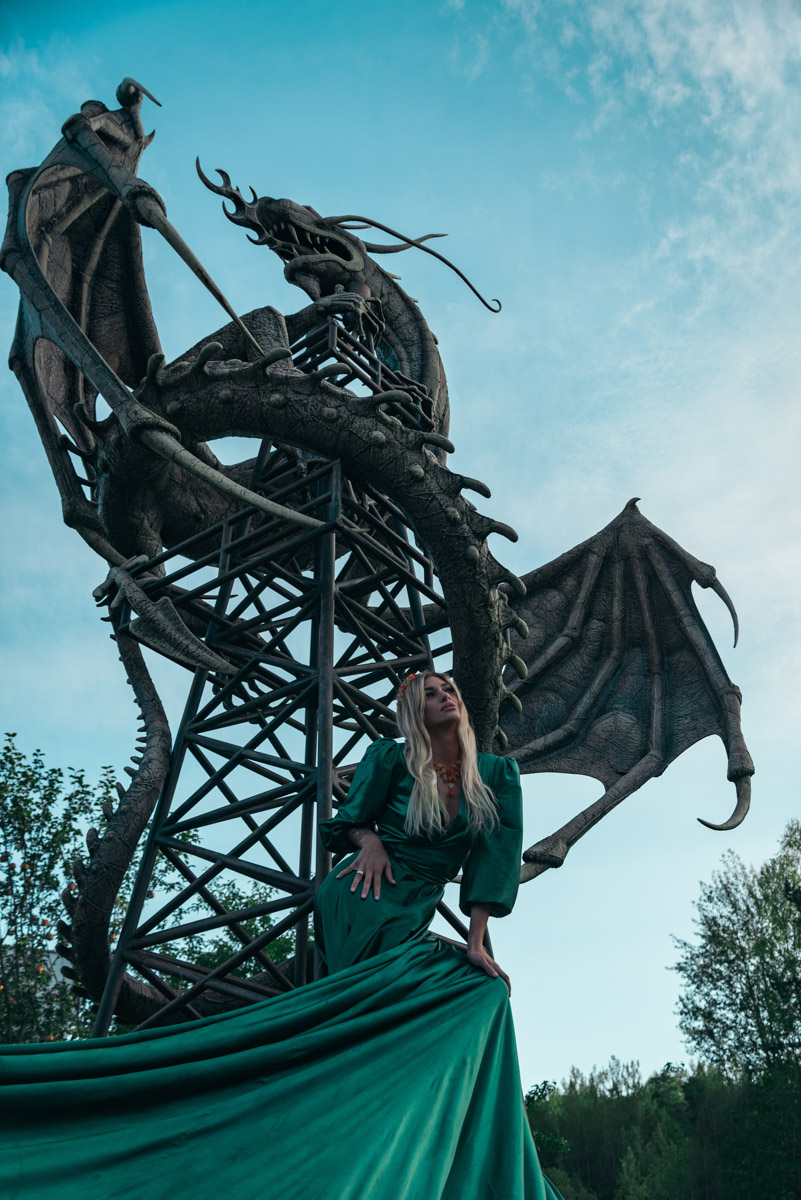Корона, длинное платье, корсет — образы фэнтези-героинь невероятно эстетичны. В очередной раз это доказала владимирская модель Яна Самохвалова. В фотопроектах Артема Логинова она перевоплотилась в эльфийку, образ которой был навеян «Властелином колец», и средневековую принцессу под охраной дракона, который тоже есть на кадрах.