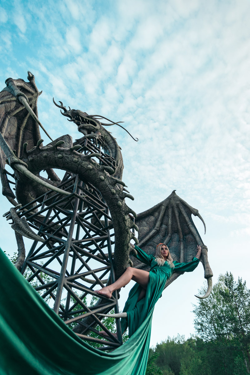 Корона, длинное платье, корсет — образы фэнтези-героинь невероятно эстетичны. В очередной раз это доказала владимирская модель Яна Самохвалова. В фотопроектах Артема Логинова она перевоплотилась в эльфийку, образ которой был навеян «Властелином колец», и средневековую принцессу под охраной дракона, который тоже есть на кадрах.