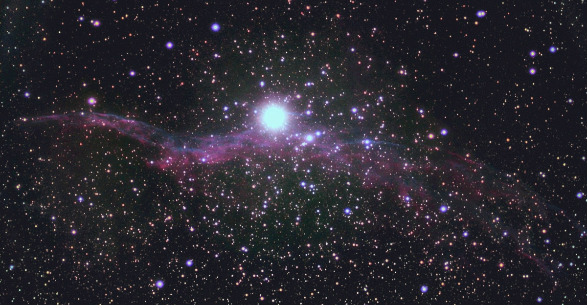 Астроном-любитель из Владимира Антон Андрианов снял с балкона обычной многоэтажки планеты-гиганты. В объектив его телескопа попали Юпитер, Сатурн и Уран. Также молодой человек смог запечатлеть на фото туманность Андромеды и Ведьмину Метлу.