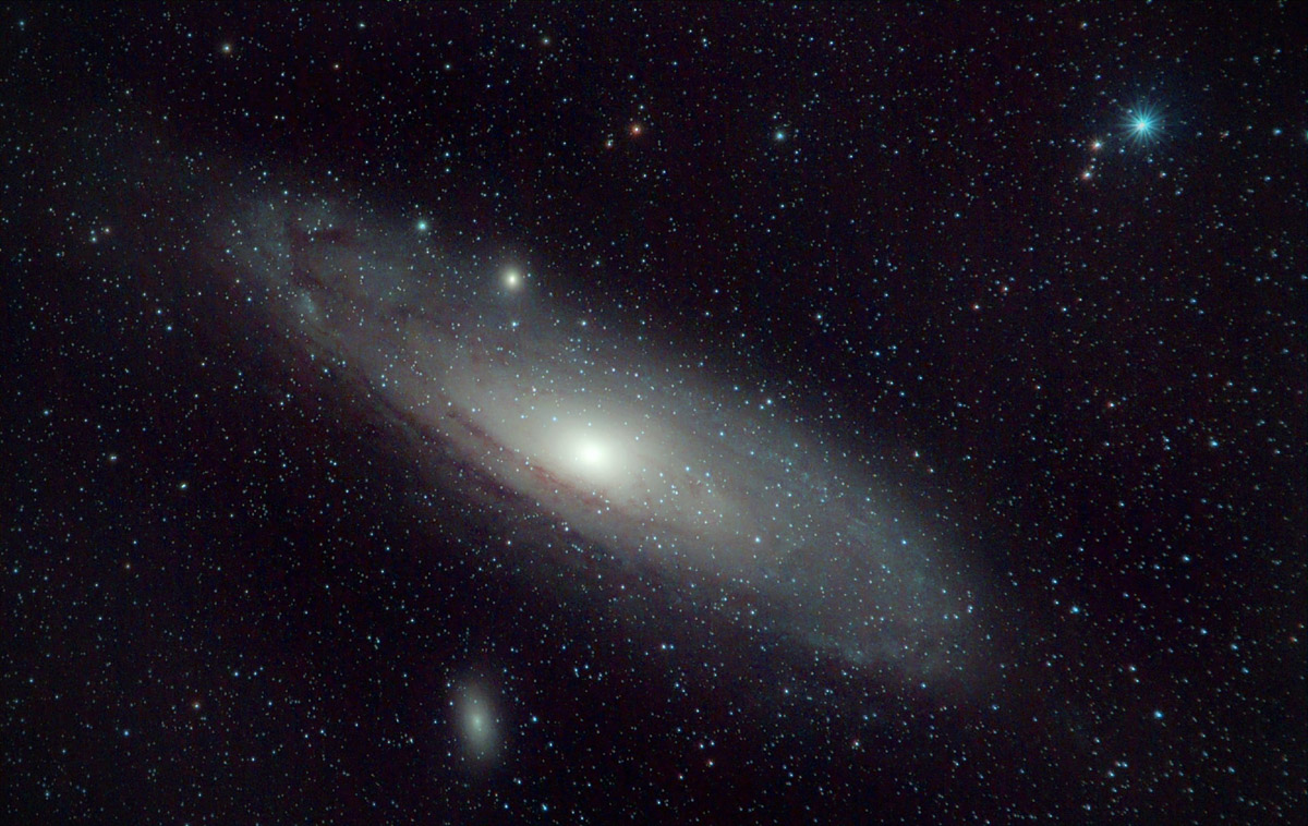 Астроном-любитель из Владимира Антон Андрианов снял с балкона обычной многоэтажки планеты-гиганты. В объектив его телескопа попали Юпитер, Сатурн и Уран. Также молодой человек смог запечатлеть на фото туманность Андромеды и Ведьмину Метлу.