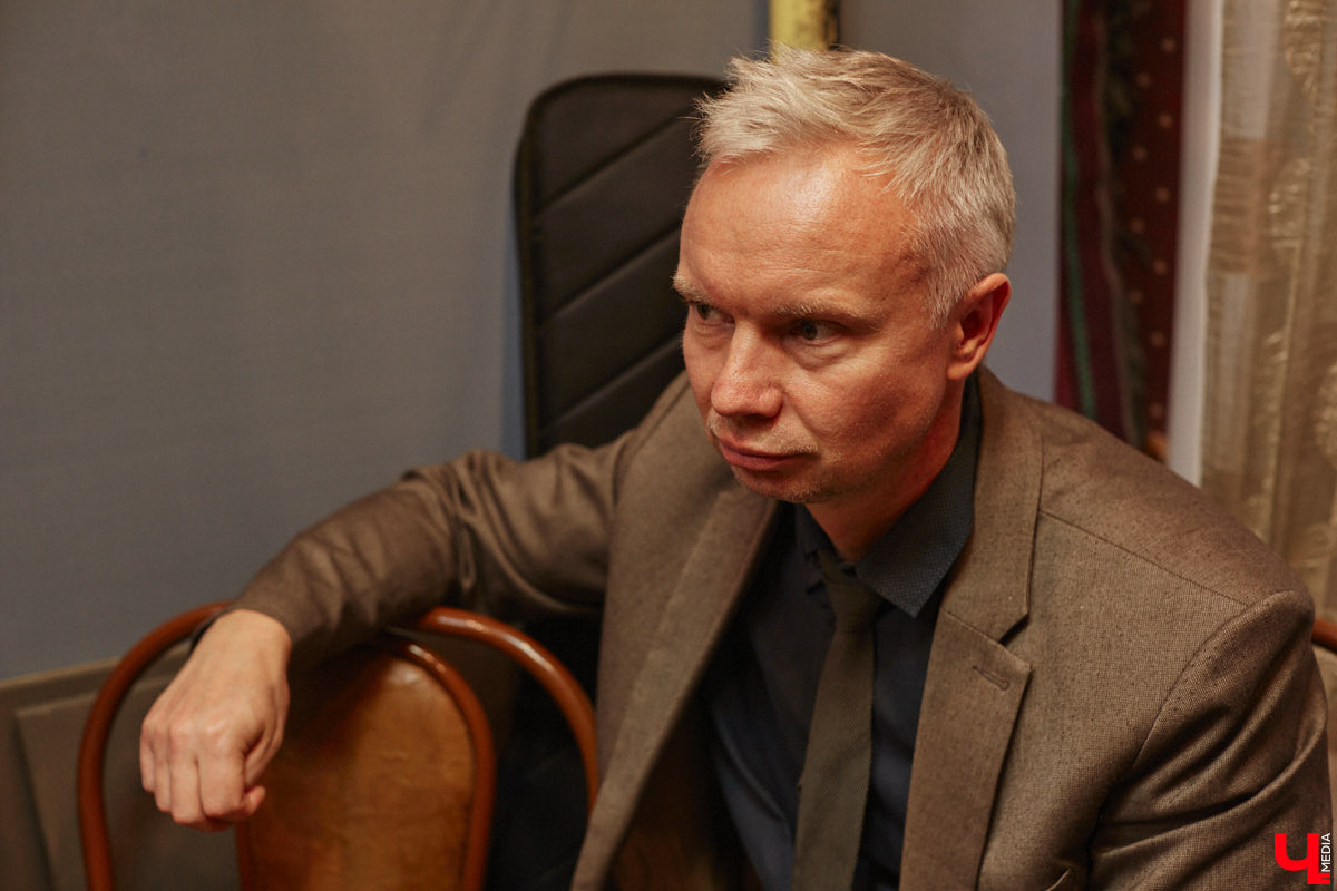 Команда «Фон Кнофф orchestra», известная своими необычными концертами, в которых музыка тесно переплетается с театром, не только выпустила запись первой части своей запутанной и абсурдистской истории «Вверх», но и представила на сцене ОДРИ квазиспектакль под названием «Шляпная коробка для головы Асеведо».