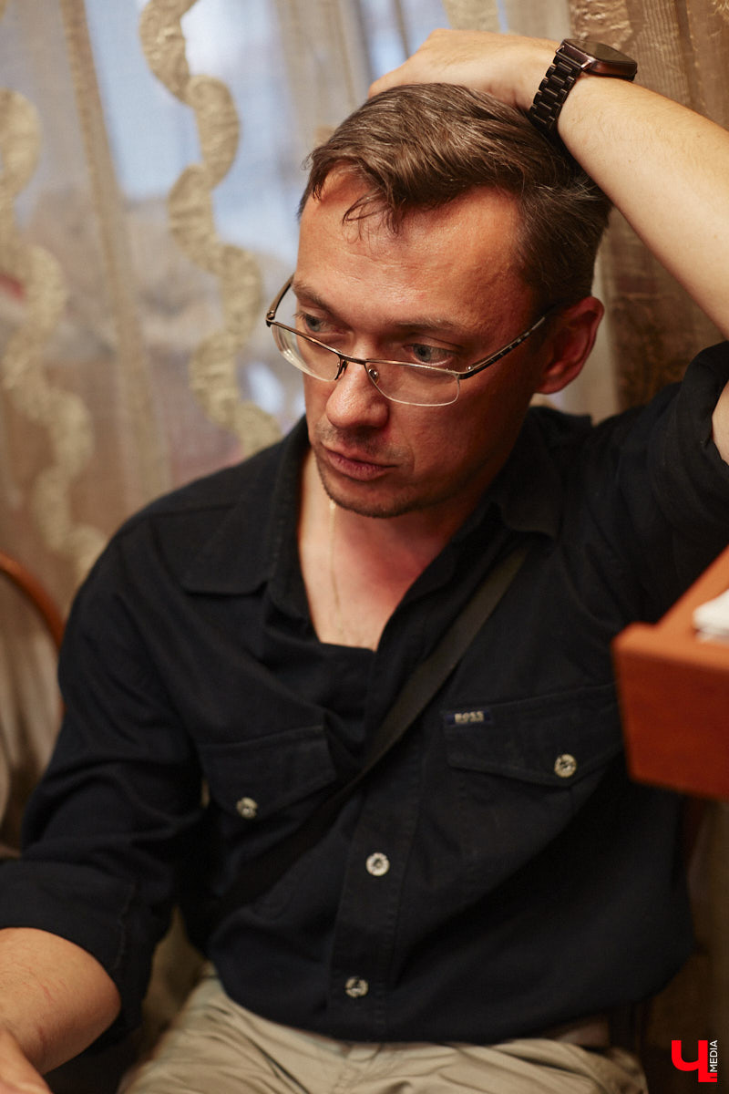 Команда «Фон Кнофф orchestra», известная своими необычными концертами, в которых музыка тесно переплетается с театром, не только выпустила запись первой части своей запутанной и абсурдистской истории «Вверх», но и представила на сцене ОДРИ квазиспектакль под названием «Шляпная коробка для головы Асеведо».