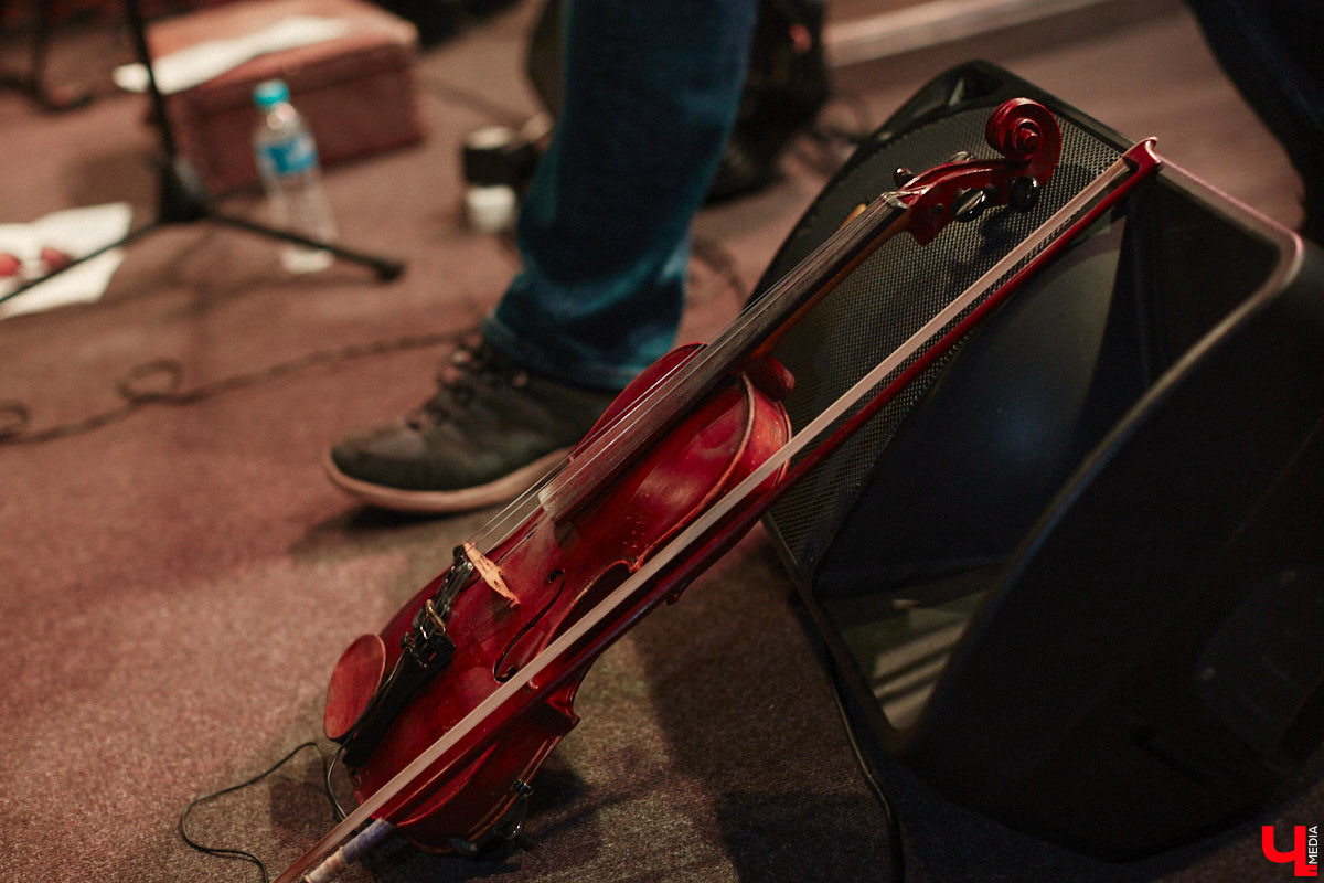 Команда «Фон Кнофф orchestra», известная своими необычными концертами, в которых музыка тесно переплетается с театром, не только выпустила запись первой части своей запутанной и абсурдистской истории «Вверх», но и представила на сцене ОДРИ квазиспектакль под названием «Шляпная коробка для головы Асеведо».