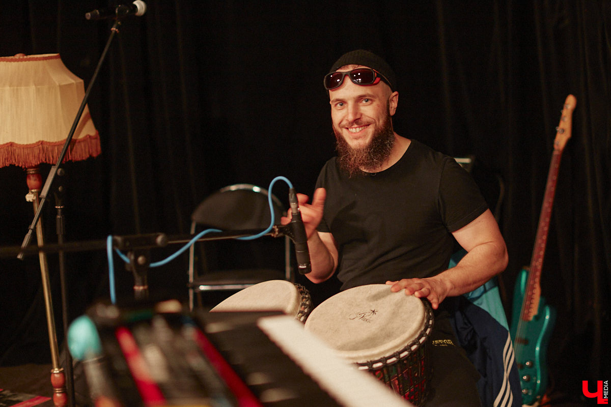 Команда «Фон Кнофф orchestra», известная своими необычными концертами, в которых музыка тесно переплетается с театром, не только выпустила запись первой части своей запутанной и абсурдистской истории «Вверх», но и представила на сцене ОДРИ квазиспектакль под названием «Шляпная коробка для головы Асеведо».