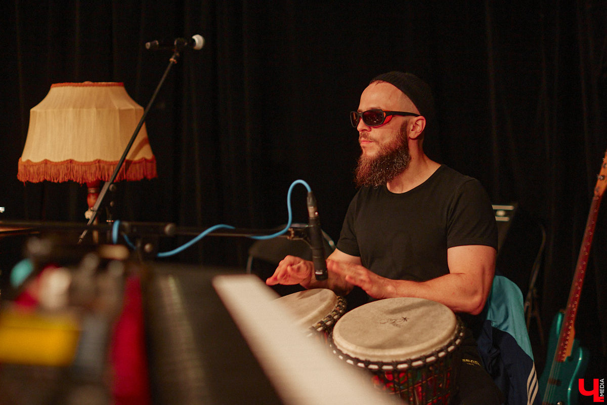 Команда «Фон Кнофф orchestra», известная своими необычными концертами, в которых музыка тесно переплетается с театром, не только выпустила запись первой части своей запутанной и абсурдистской истории «Вверх», но и представила на сцене ОДРИ квазиспектакль под названием «Шляпная коробка для головы Асеведо».