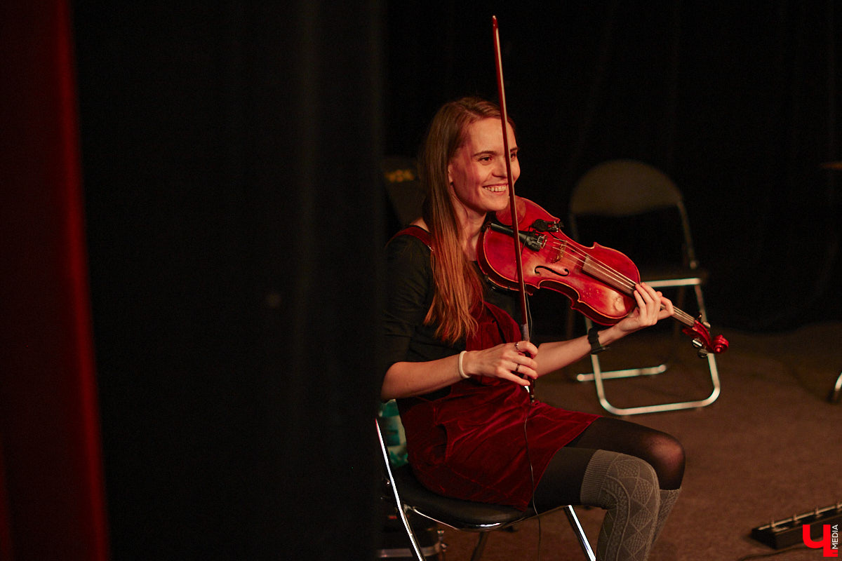 Команда «Фон Кнофф orchestra», известная своими необычными концертами, в которых музыка тесно переплетается с театром, не только выпустила запись первой части своей запутанной и абсурдистской истории «Вверх», но и представила на сцене ОДРИ квазиспектакль под названием «Шляпная коробка для головы Асеведо».