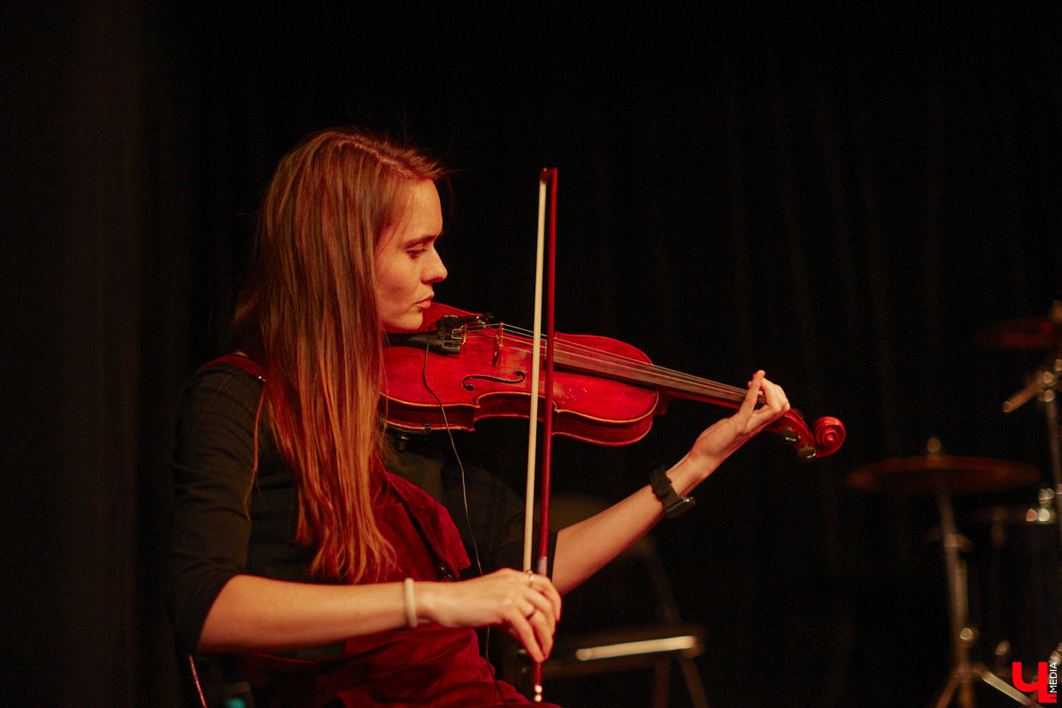 Команда «Фон Кнофф orchestra», известная своими необычными концертами, в которых музыка тесно переплетается с театром, не только выпустила запись первой части своей запутанной и абсурдистской истории «Вверх», но и представила на сцене ОДРИ квазиспектакль под названием «Шляпная коробка для головы Асеведо».