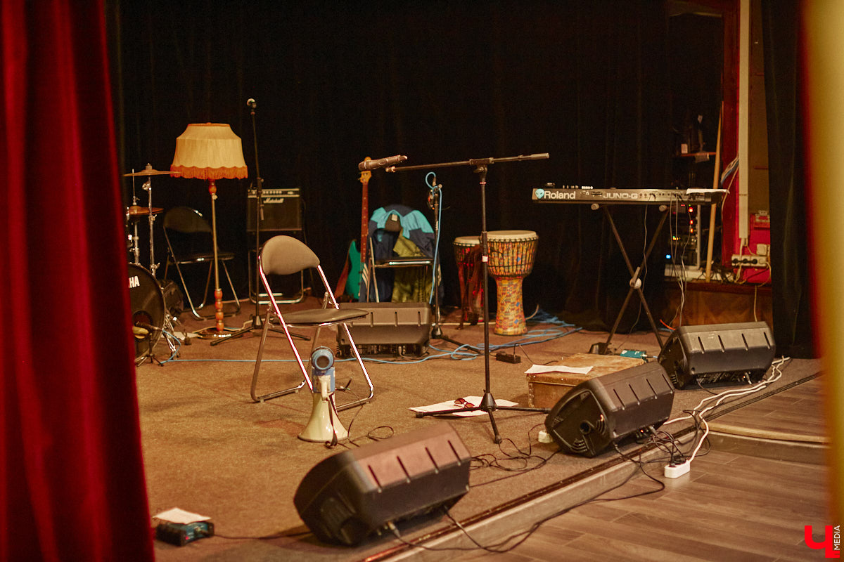 Команда «Фон Кнофф orchestra», известная своими необычными концертами, в которых музыка тесно переплетается с театром, не только выпустила запись первой части своей запутанной и абсурдистской истории «Вверх», но и представила на сцене ОДРИ квазиспектакль под названием «Шляпная коробка для головы Асеведо».