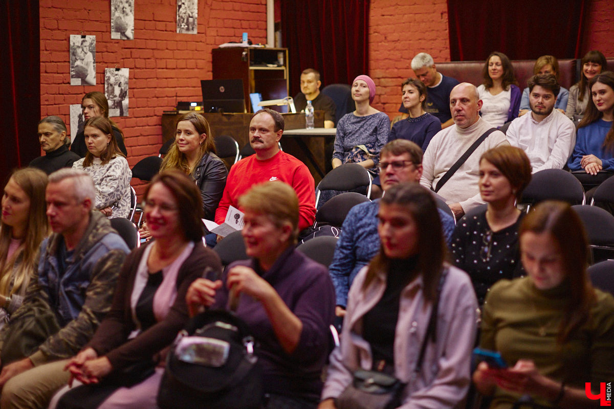 Команда «Фон Кнофф orchestra», известная своими необычными концертами, в которых музыка тесно переплетается с театром, не только выпустила запись первой части своей запутанной и абсурдистской истории «Вверх», но и представила на сцене ОДРИ квазиспектакль под названием «Шляпная коробка для головы Асеведо».