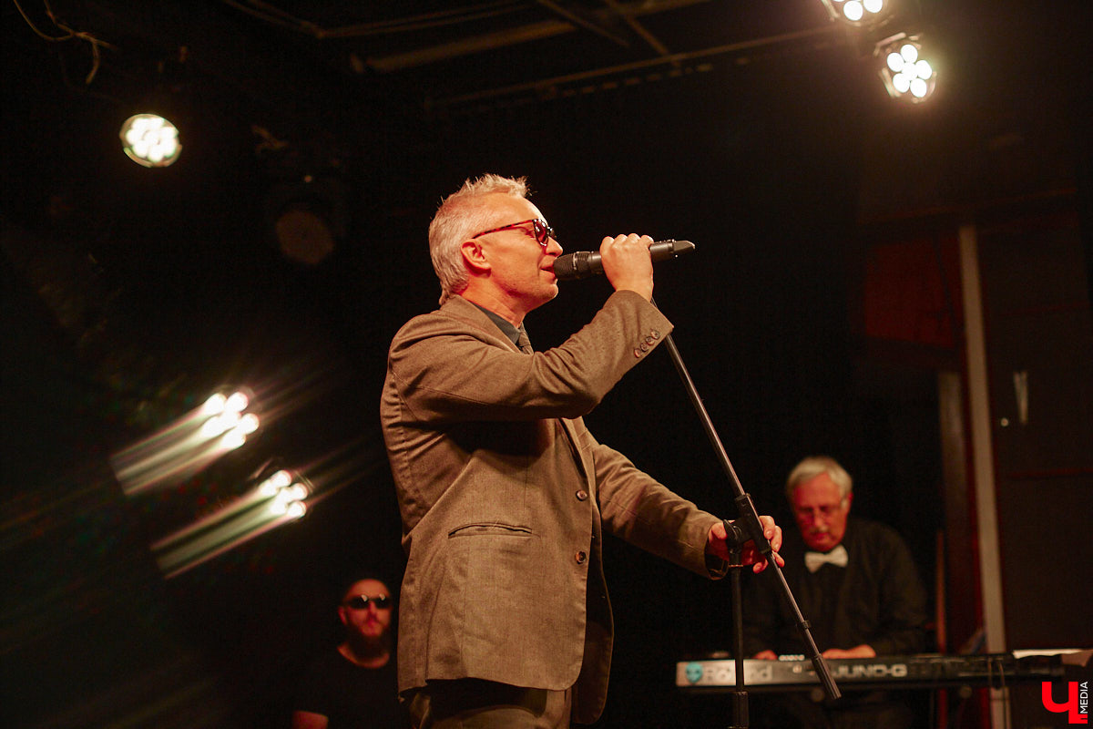 Команда «Фон Кнофф orchestra», известная своими необычными концертами, в которых музыка тесно переплетается с театром, не только выпустила запись первой части своей запутанной и абсурдистской истории «Вверх», но и представила на сцене ОДРИ квазиспектакль под названием «Шляпная коробка для головы Асеведо».