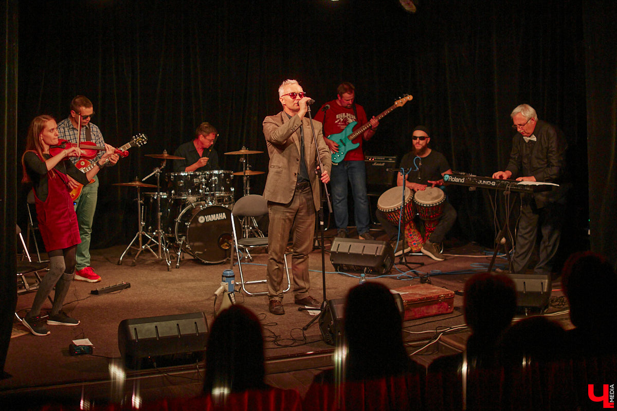 Команда «Фон Кнофф orchestra», известная своими необычными концертами, в которых музыка тесно переплетается с театром, не только выпустила запись первой части своей запутанной и абсурдистской истории «Вверх», но и представила на сцене ОДРИ квазиспектакль под названием «Шляпная коробка для головы Асеведо».