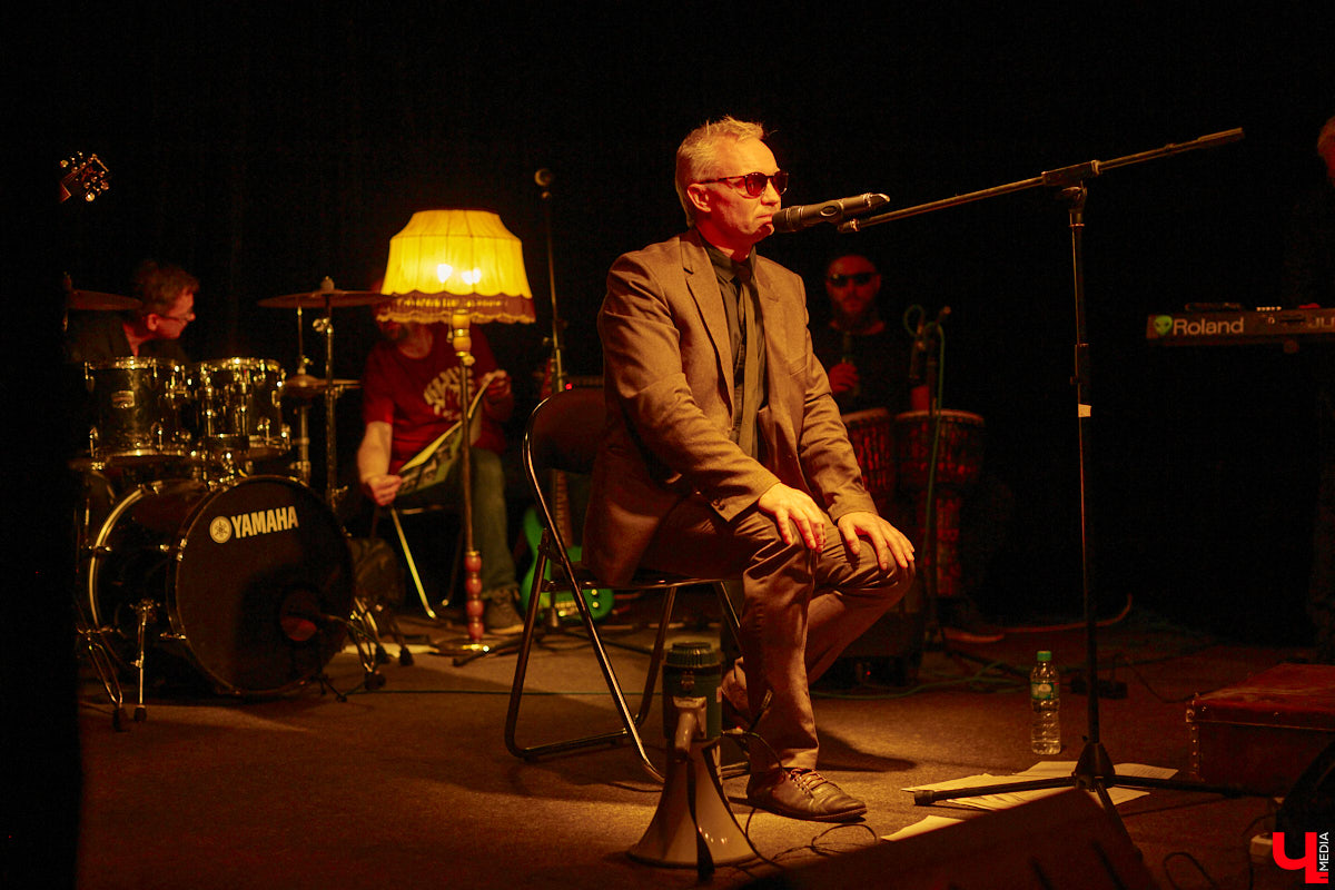 Команда «Фон Кнофф orchestra», известная своими необычными концертами, в которых музыка тесно переплетается с театром, не только выпустила запись первой части своей запутанной и абсурдистской истории «Вверх», но и представила на сцене ОДРИ квазиспектакль под названием «Шляпная коробка для головы Асеведо».