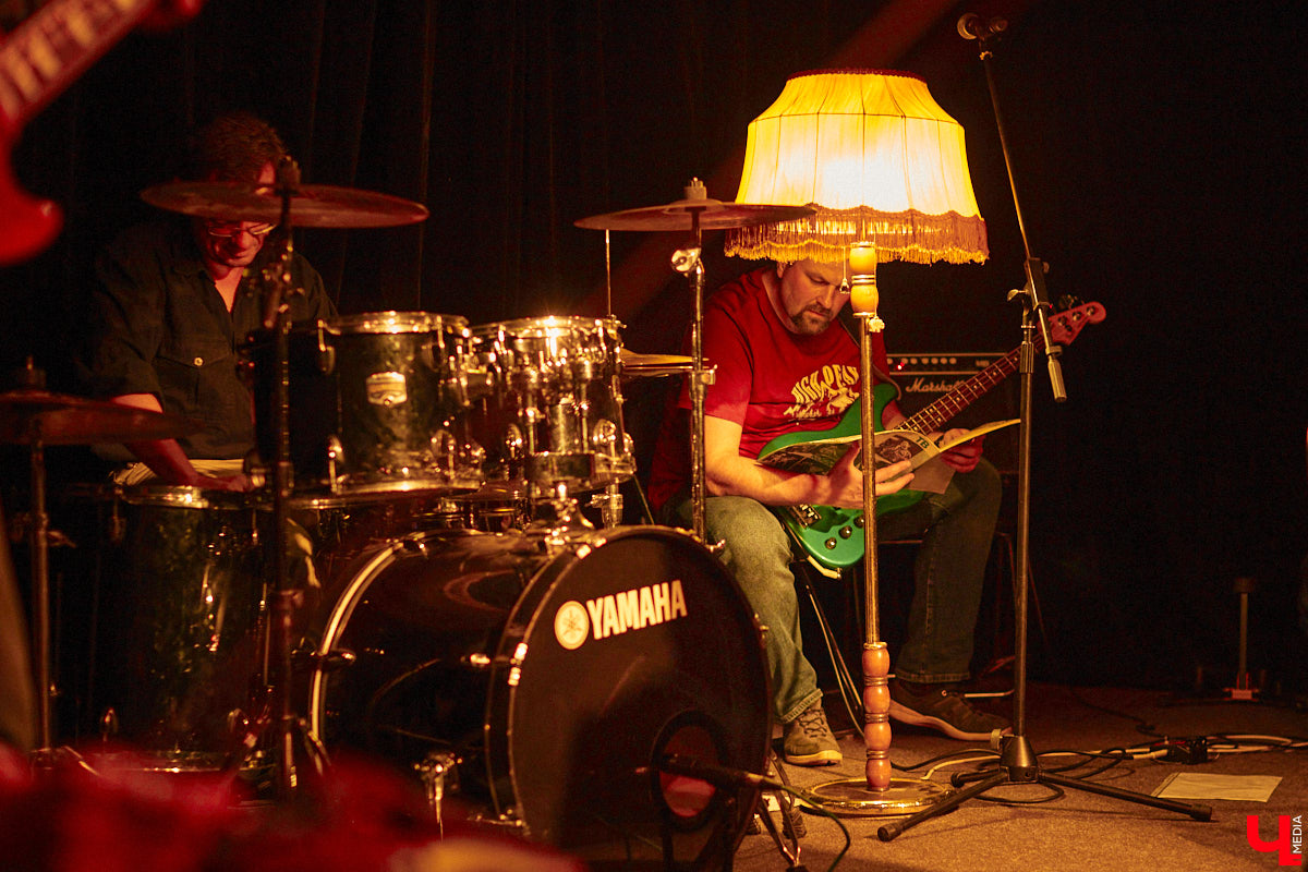 Команда «Фон Кнофф orchestra», известная своими необычными концертами, в которых музыка тесно переплетается с театром, не только выпустила запись первой части своей запутанной и абсурдистской истории «Вверх», но и представила на сцене ОДРИ квазиспектакль под названием «Шляпная коробка для головы Асеведо».