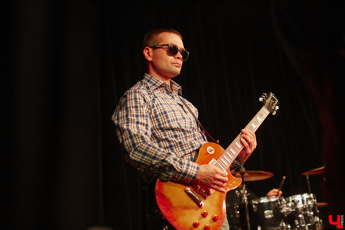 Команда «Фон Кнофф orchestra», известная своими необычными концертами, в которых музыка тесно переплетается с театром, не только выпустила запись первой части своей запутанной и абсурдистской истории «Вверх», но и представила на сцене ОДРИ квазиспектакль под названием «Шляпная коробка для головы Асеведо».