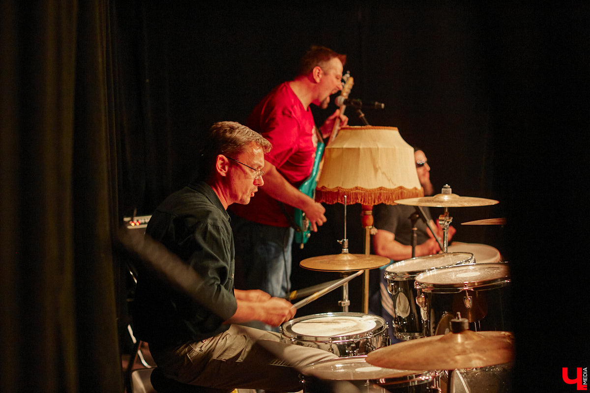 Команда «Фон Кнофф orchestra», известная своими необычными концертами, в которых музыка тесно переплетается с театром, не только выпустила запись первой части своей запутанной и абсурдистской истории «Вверх», но и представила на сцене ОДРИ квазиспектакль под названием «Шляпная коробка для головы Асеведо».