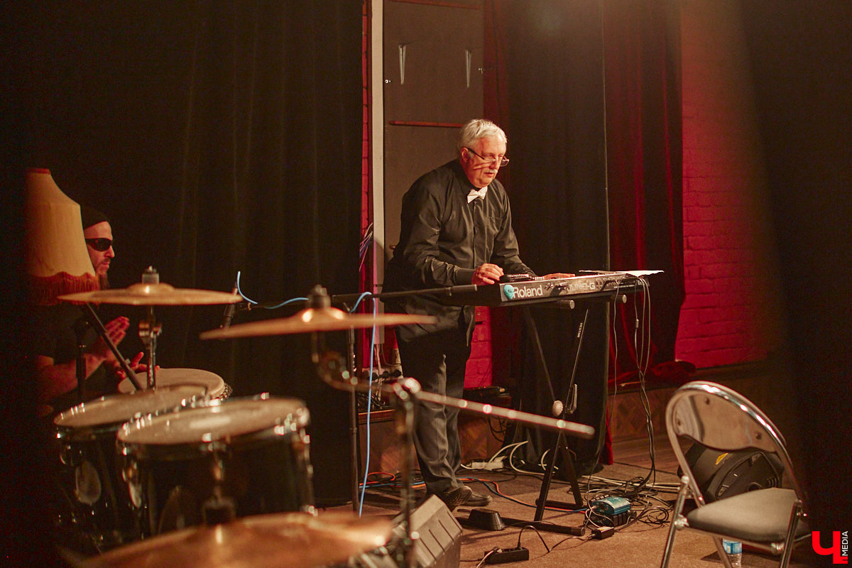 Команда «Фон Кнофф orchestra», известная своими необычными концертами, в которых музыка тесно переплетается с театром, не только выпустила запись первой части своей запутанной и абсурдистской истории «Вверх», но и представила на сцене ОДРИ квазиспектакль под названием «Шляпная коробка для головы Асеведо».