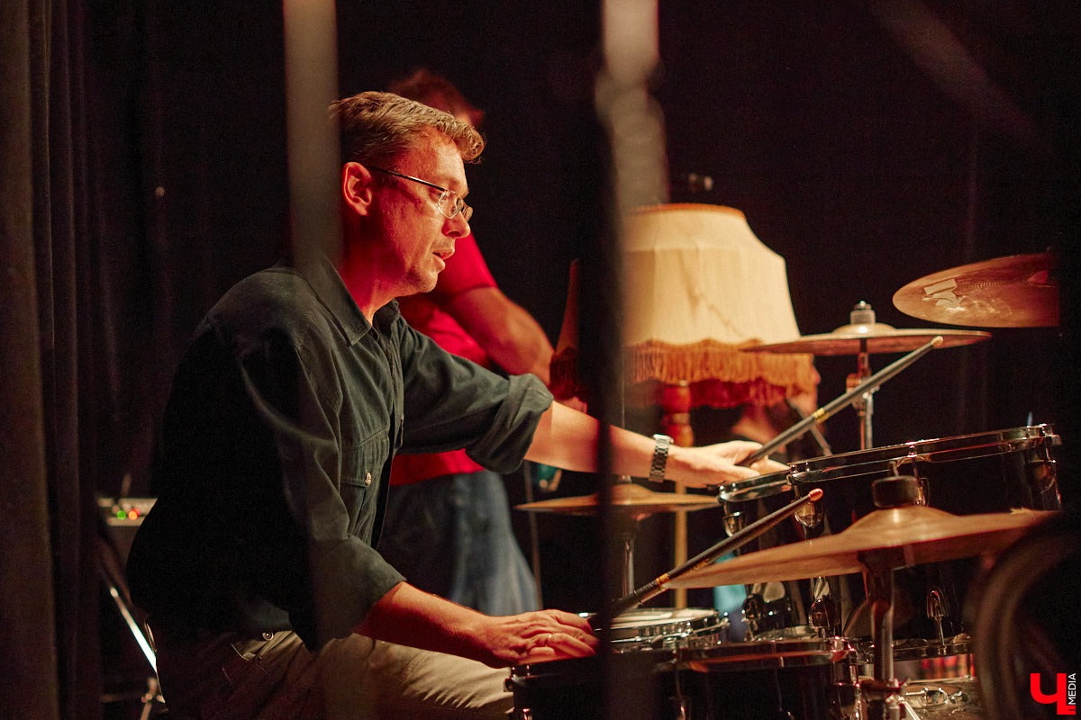 Команда «Фон Кнофф orchestra», известная своими необычными концертами, в которых музыка тесно переплетается с театром, не только выпустила запись первой части своей запутанной и абсурдистской истории «Вверх», но и представила на сцене ОДРИ квазиспектакль под названием «Шляпная коробка для головы Асеведо».