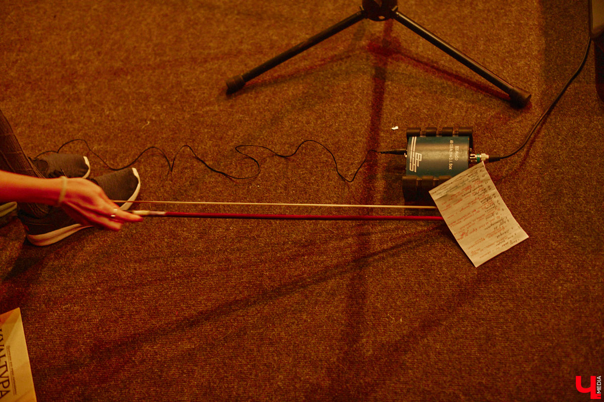 Команда «Фон Кнофф orchestra», известная своими необычными концертами, в которых музыка тесно переплетается с театром, не только выпустила запись первой части своей запутанной и абсурдистской истории «Вверх», но и представила на сцене ОДРИ квазиспектакль под названием «Шляпная коробка для головы Асеведо».