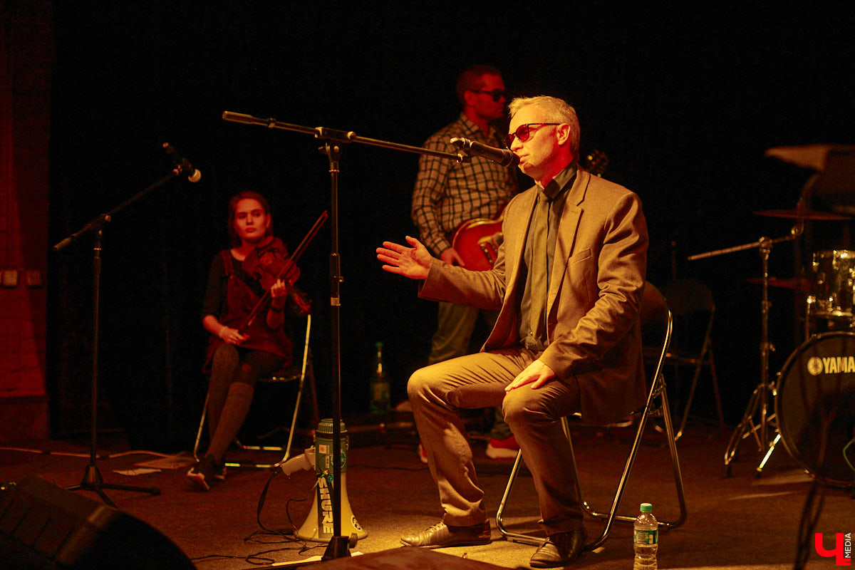 Команда «Фон Кнофф orchestra», известная своими необычными концертами, в которых музыка тесно переплетается с театром, не только выпустила запись первой части своей запутанной и абсурдистской истории «Вверх», но и представила на сцене ОДРИ квазиспектакль под названием «Шляпная коробка для головы Асеведо».