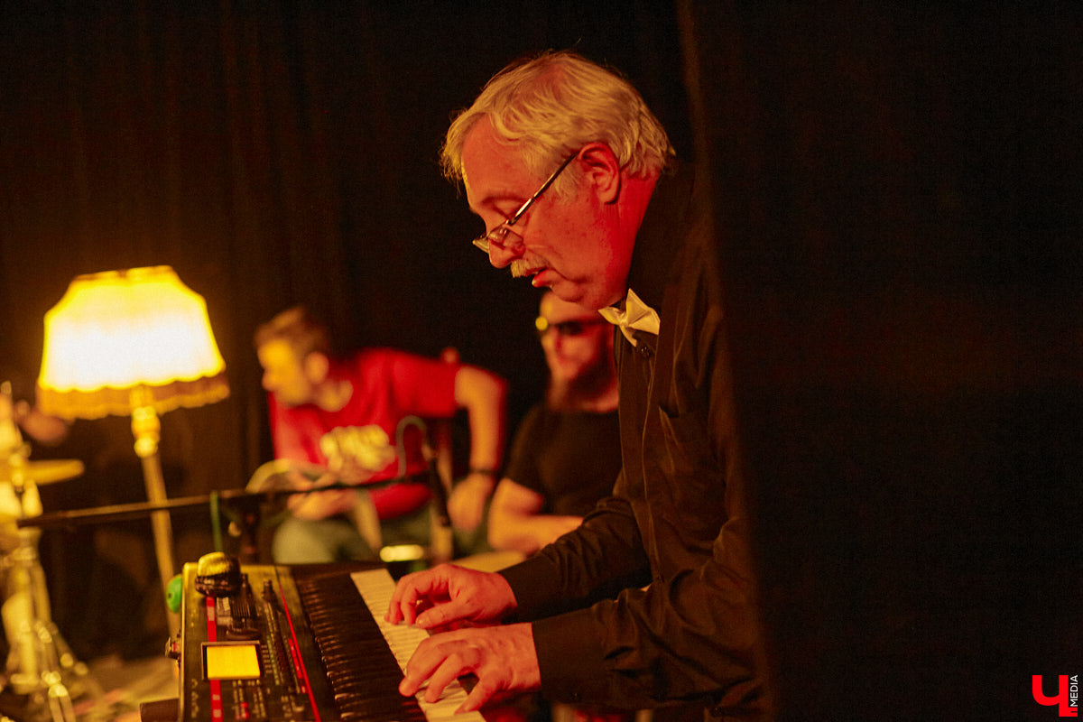 Команда «Фон Кнофф orchestra», известная своими необычными концертами, в которых музыка тесно переплетается с театром, не только выпустила запись первой части своей запутанной и абсурдистской истории «Вверх», но и представила на сцене ОДРИ квазиспектакль под названием «Шляпная коробка для головы Асеведо».