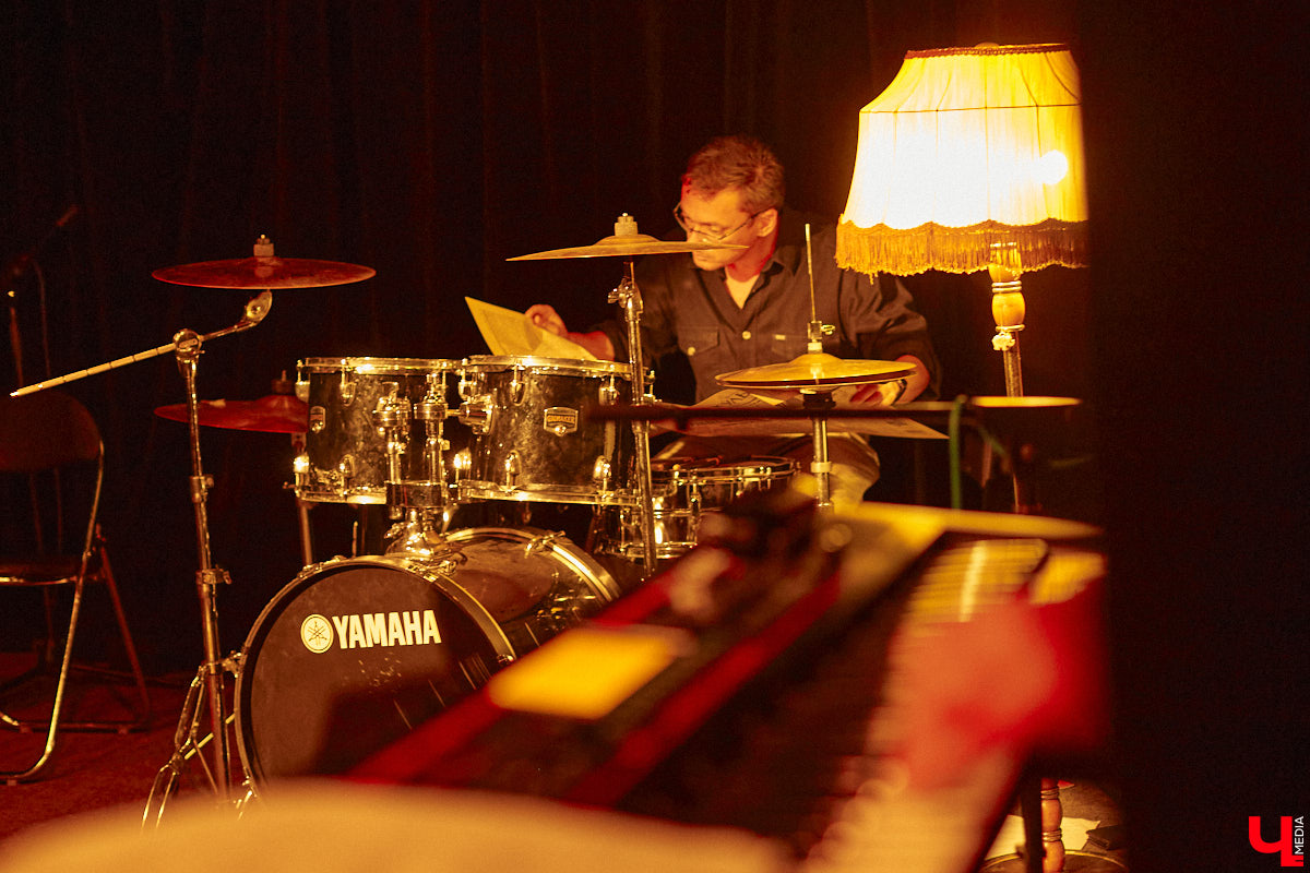 Команда «Фон Кнофф orchestra», известная своими необычными концертами, в которых музыка тесно переплетается с театром, не только выпустила запись первой части своей запутанной и абсурдистской истории «Вверх», но и представила на сцене ОДРИ квазиспектакль под названием «Шляпная коробка для головы Асеведо».