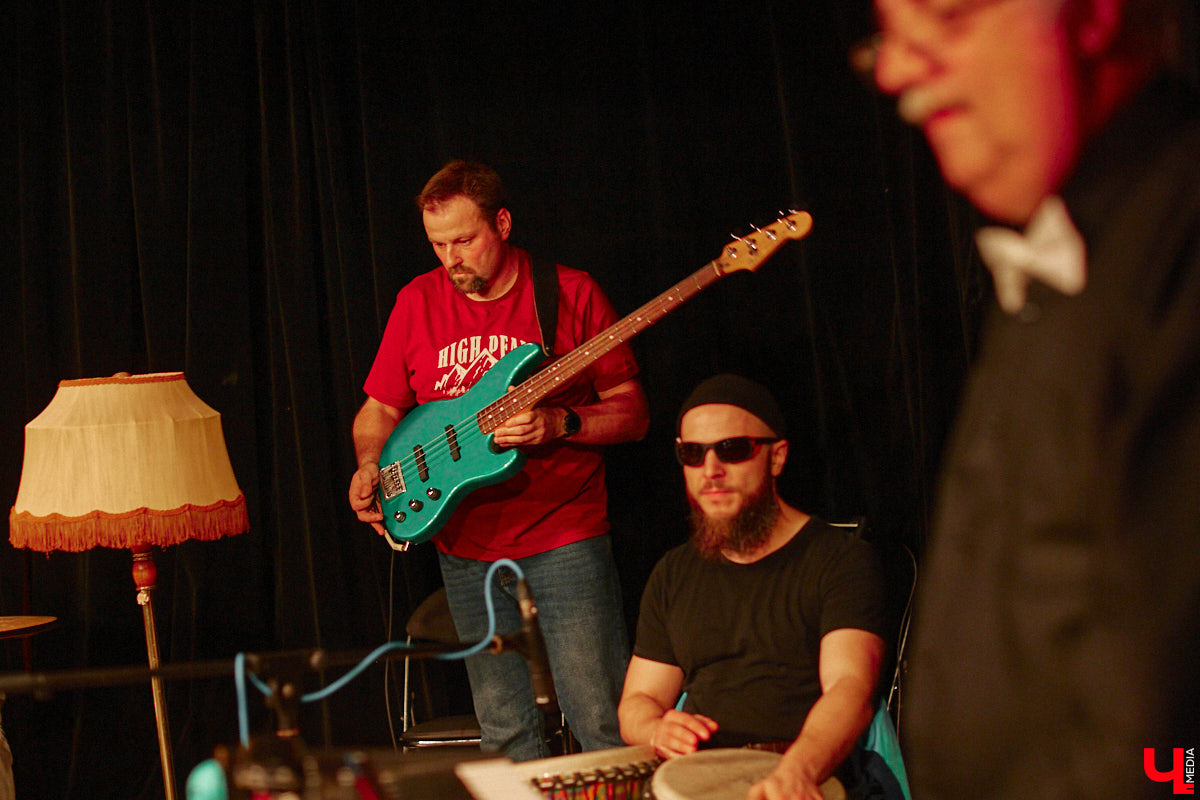 Команда «Фон Кнофф orchestra», известная своими необычными концертами, в которых музыка тесно переплетается с театром, не только выпустила запись первой части своей запутанной и абсурдистской истории «Вверх», но и представила на сцене ОДРИ квазиспектакль под названием «Шляпная коробка для головы Асеведо».