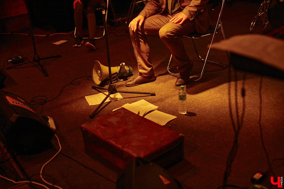 Команда «Фон Кнофф orchestra», известная своими необычными концертами, в которых музыка тесно переплетается с театром, не только выпустила запись первой части своей запутанной и абсурдистской истории «Вверх», но и представила на сцене ОДРИ квазиспектакль под названием «Шляпная коробка для головы Асеведо».