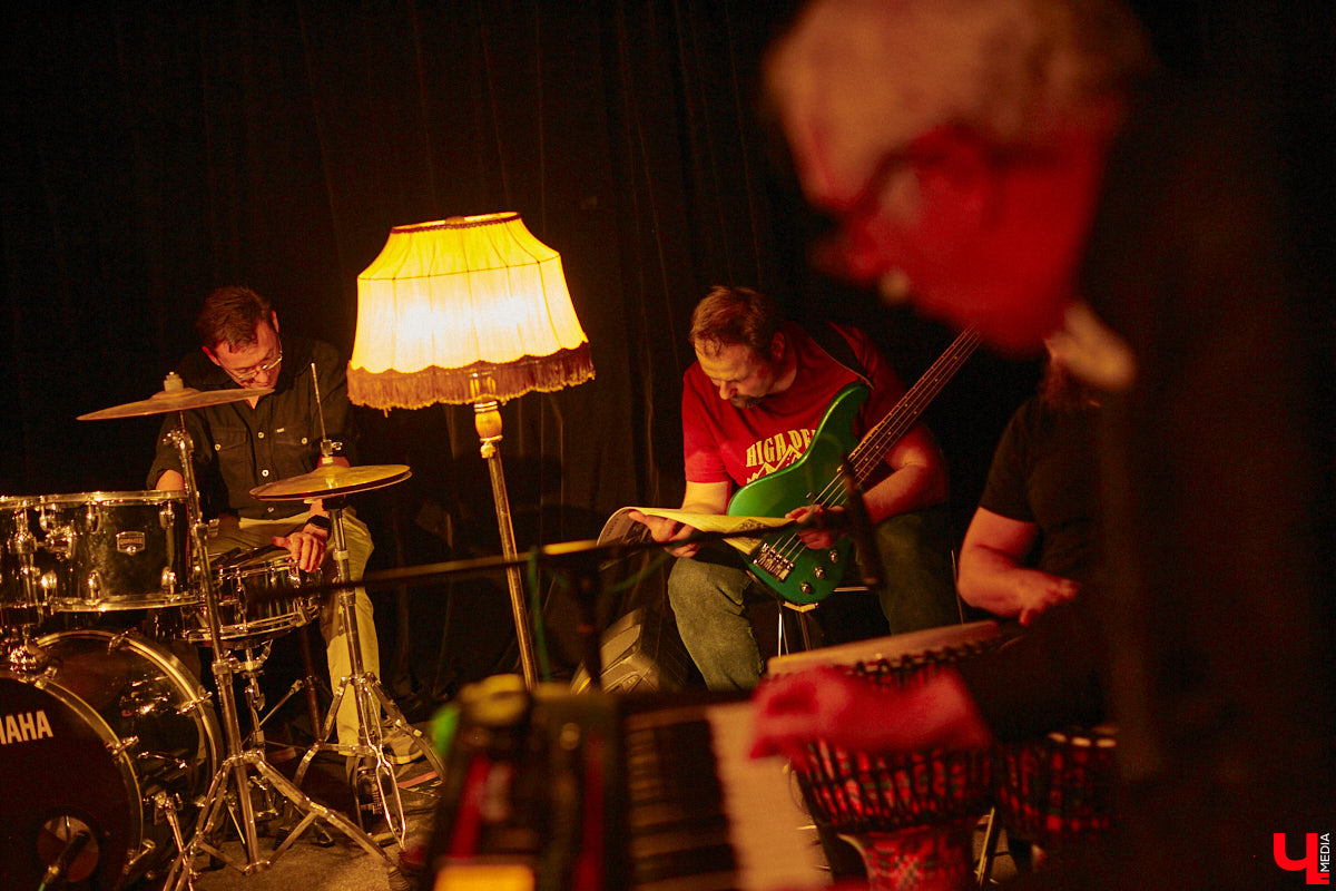 Команда «Фон Кнофф orchestra», известная своими необычными концертами, в которых музыка тесно переплетается с театром, не только выпустила запись первой части своей запутанной и абсурдистской истории «Вверх», но и представила на сцене ОДРИ квазиспектакль под названием «Шляпная коробка для головы Асеведо».