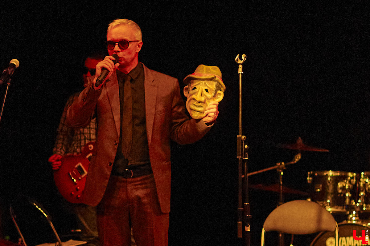 Команда «Фон Кнофф orchestra», известная своими необычными концертами, в которых музыка тесно переплетается с театром, не только выпустила запись первой части своей запутанной и абсурдистской истории «Вверх», но и представила на сцене ОДРИ квазиспектакль под названием «Шляпная коробка для головы Асеведо».