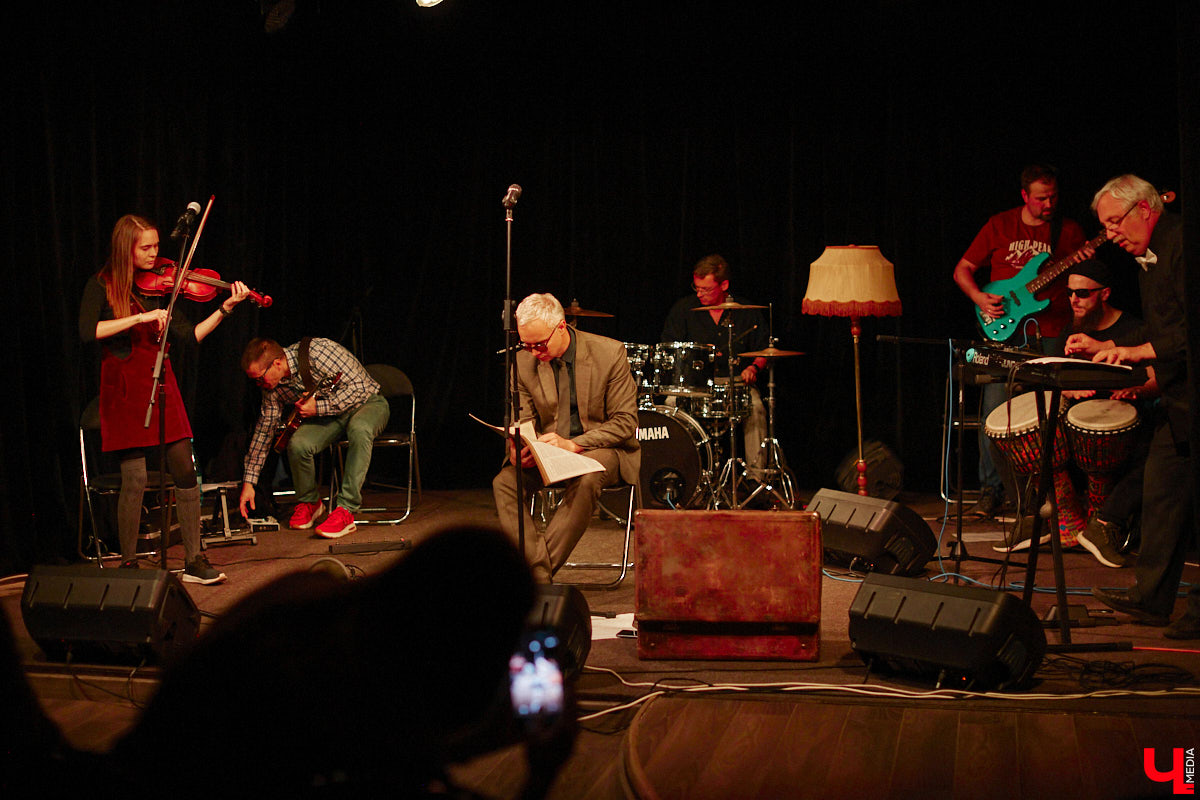 Команда «Фон Кнофф orchestra», известная своими необычными концертами, в которых музыка тесно переплетается с театром, не только выпустила запись первой части своей запутанной и абсурдистской истории «Вверх», но и представила на сцене ОДРИ квазиспектакль под названием «Шляпная коробка для головы Асеведо».