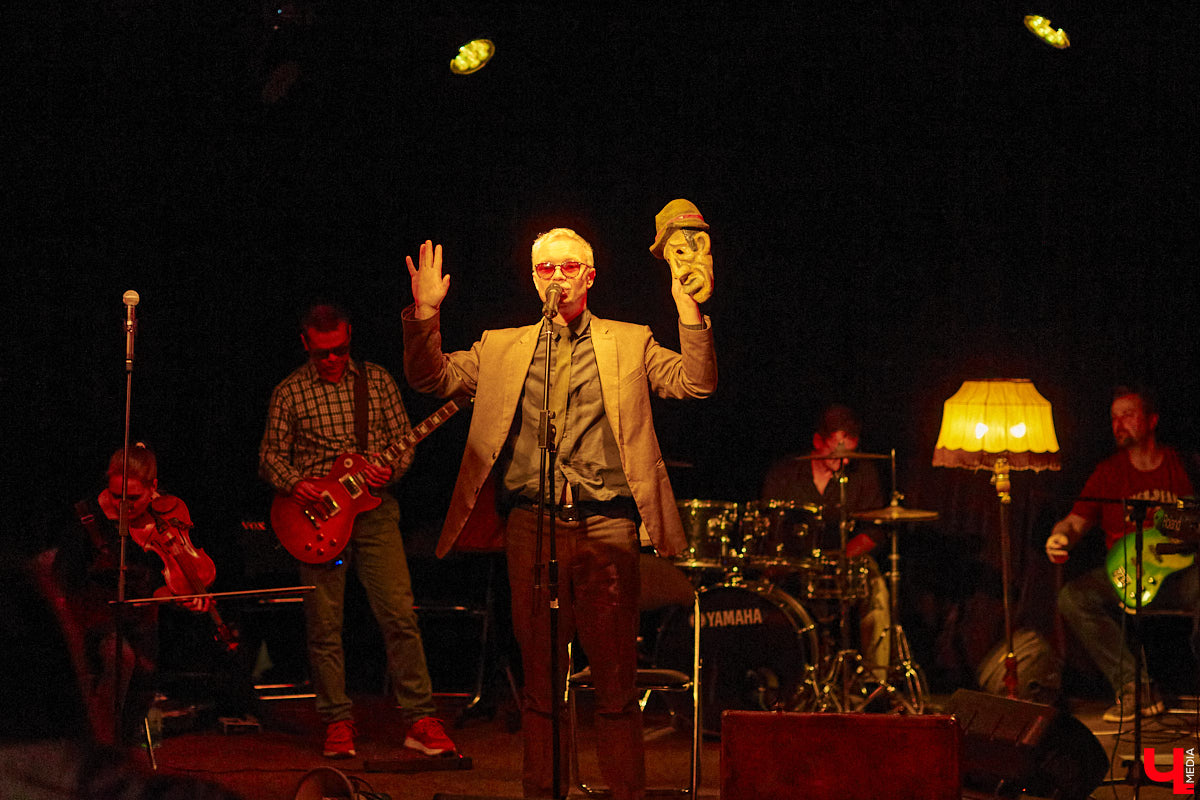 Команда «Фон Кнофф orchestra», известная своими необычными концертами, в которых музыка тесно переплетается с театром, не только выпустила запись первой части своей запутанной и абсурдистской истории «Вверх», но и представила на сцене ОДРИ квазиспектакль под названием «Шляпная коробка для головы Асеведо».