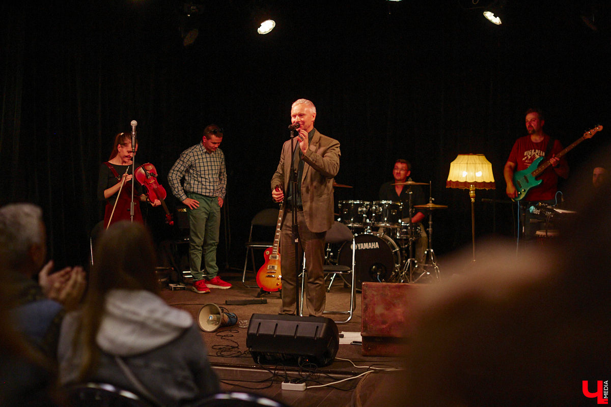 Команда «Фон Кнофф orchestra», известная своими необычными концертами, в которых музыка тесно переплетается с театром, не только выпустила запись первой части своей запутанной и абсурдистской истории «Вверх», но и представила на сцене ОДРИ квазиспектакль под названием «Шляпная коробка для головы Асеведо».