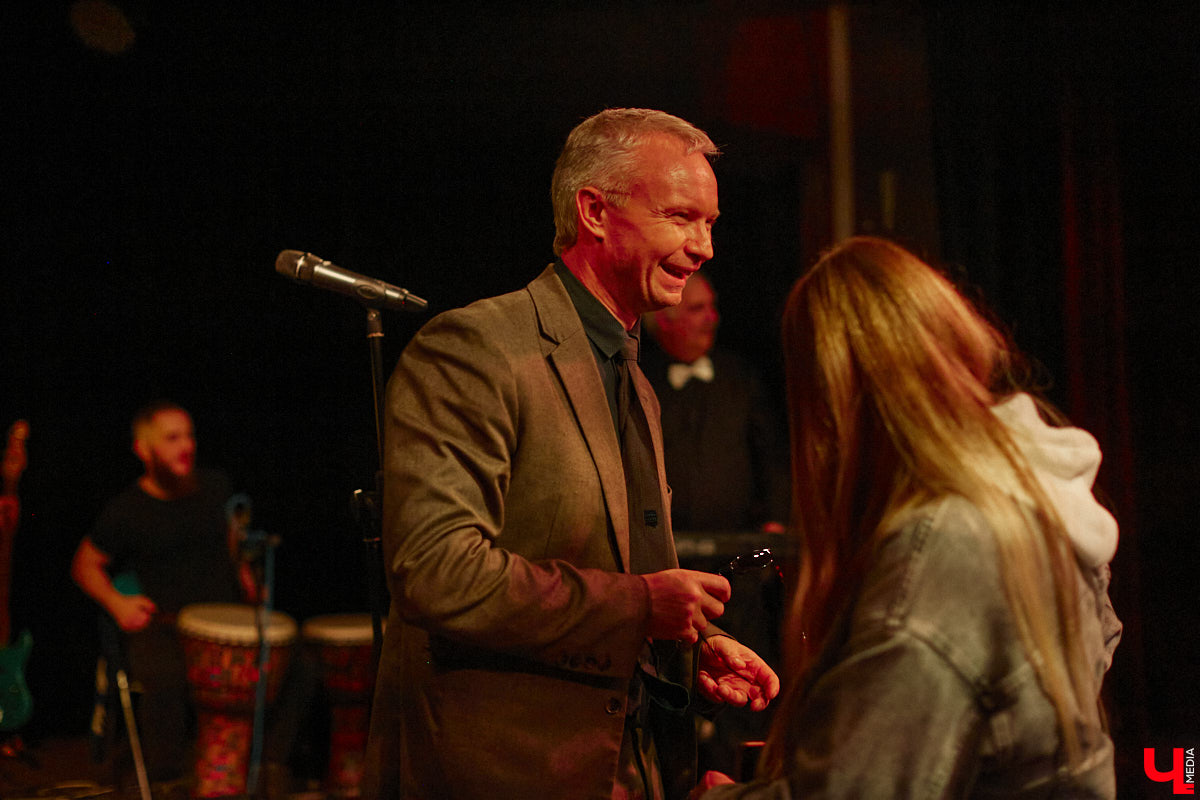 Команда «Фон Кнофф orchestra», известная своими необычными концертами, в которых музыка тесно переплетается с театром, не только выпустила запись первой части своей запутанной и абсурдистской истории «Вверх», но и представила на сцене ОДРИ квазиспектакль под названием «Шляпная коробка для головы Асеведо».