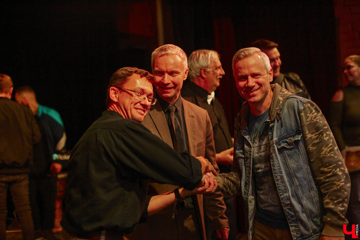 Команда «Фон Кнофф orchestra», известная своими необычными концертами, в которых музыка тесно переплетается с театром, не только выпустила запись первой части своей запутанной и абсурдистской истории «Вверх», но и представила на сцене ОДРИ квазиспектакль под названием «Шляпная коробка для головы Асеведо».