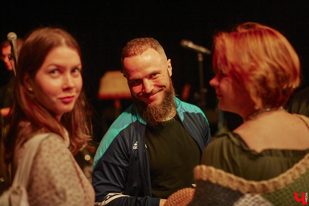 Команда «Фон Кнофф orchestra», известная своими необычными концертами, в которых музыка тесно переплетается с театром, не только выпустила запись первой части своей запутанной и абсурдистской истории «Вверх», но и представила на сцене ОДРИ квазиспектакль под названием «Шляпная коробка для головы Асеведо».