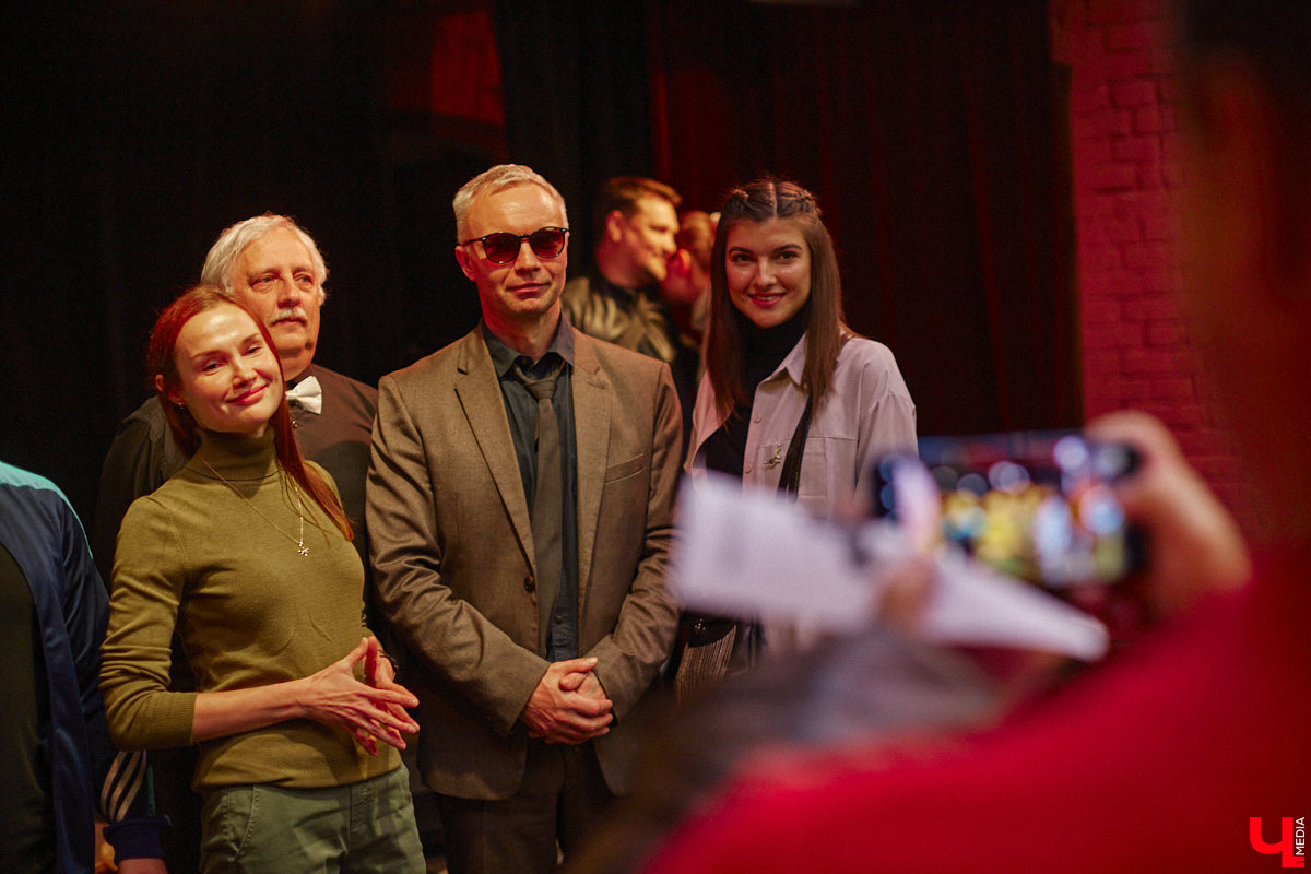 Команда «Фон Кнофф orchestra», известная своими необычными концертами, в которых музыка тесно переплетается с театром, не только выпустила запись первой части своей запутанной и абсурдистской истории «Вверх», но и представила на сцене ОДРИ квазиспектакль под названием «Шляпная коробка для головы Асеведо».